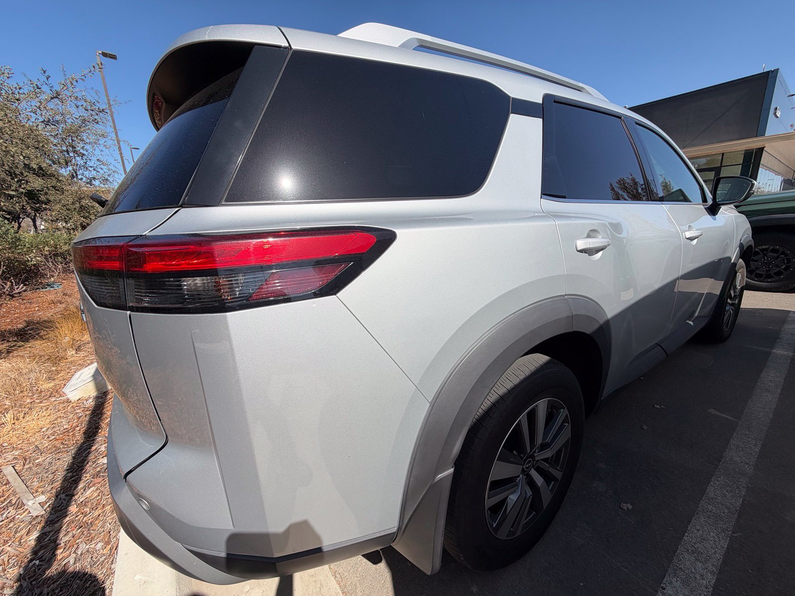 Used 2024 Nissan Pathfinder SL FWD image 3