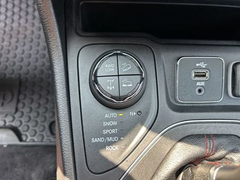Used 2019 Jeep Cherokee Trailhawk w/ Comfort & Convenience Group AWD/4WD image 3