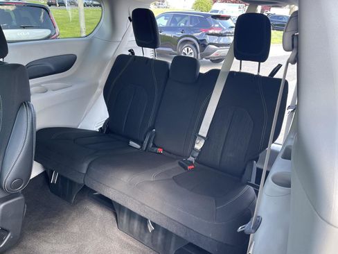 Used 2022 Chrysler Voyager LX FWD image 16