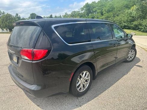 Used 2017 Chrysler Pacifica Touring FWD image 3