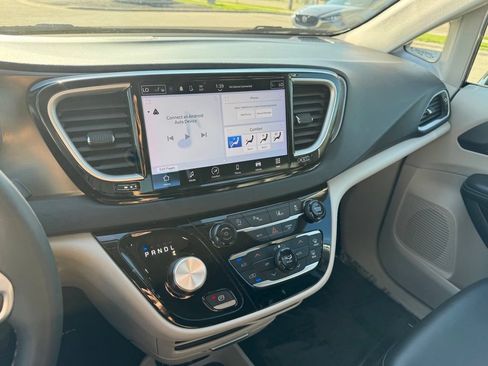 Used 2024 Chrysler Pacifica Touring-L FWD image 11