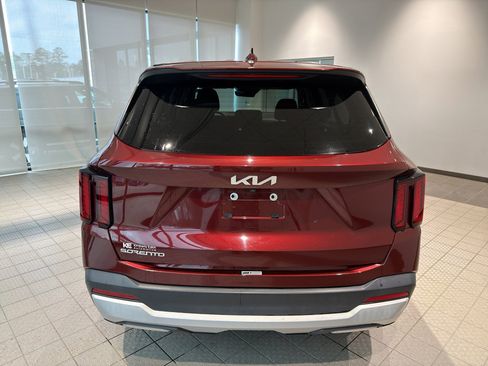 Certified 2024 Kia Sorento LX image 4