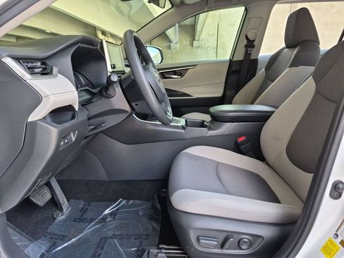 Used 2023 Toyota RAV4 XLE AWD/4WD image 9