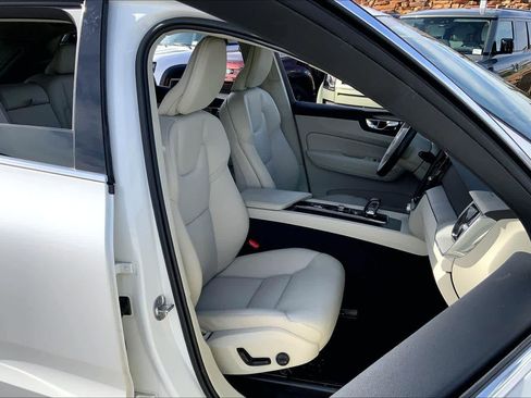 Used 2023 Volvo XC60 B5 Plus image 7