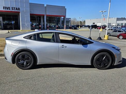 Used 2025 Toyota Prius Plug-In Hybrid image 13