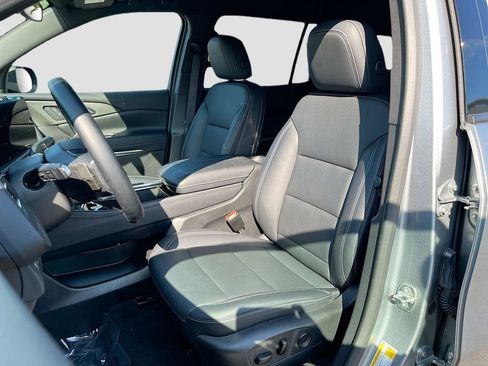 Used 2025 Chevrolet Traverse LT FWD image 15