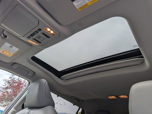 Used 2022 Toyota Highlander XLE AWD/4WD image 20