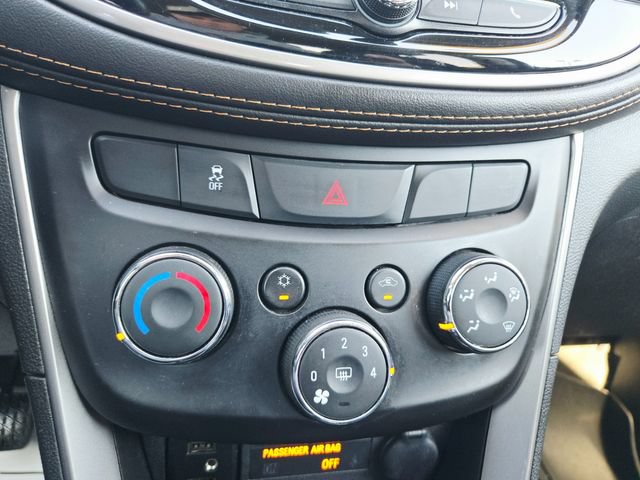 Used 2021 Chevrolet Trax LT w/ LT Convenience Package FWD image 23