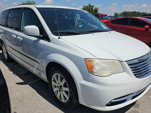 Used 2015 Chrysler Town & Country Touring image 3