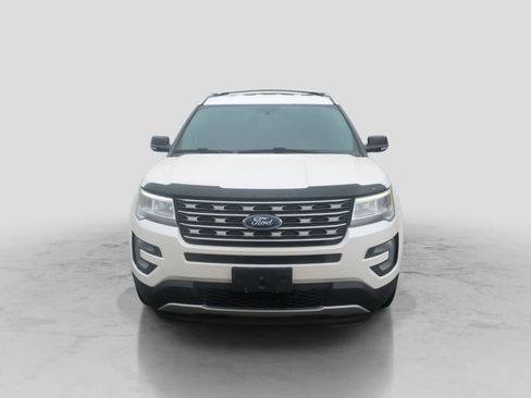 Used 2017 Ford Explorer XLT AWD/4WD image 3