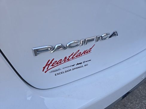 Used 2025 Chrysler Pacifica Select FWD image 18