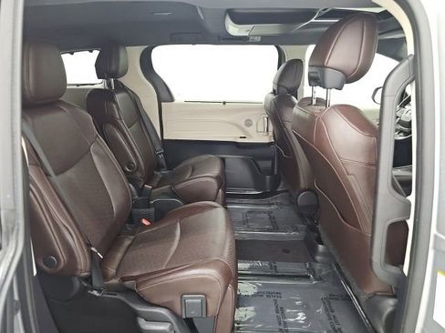 Certified 2022 Toyota Sienna Platinum FWD image 36