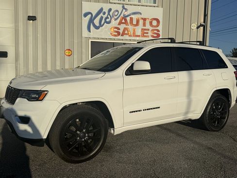 Used 2017 Jeep Grand Cherokee Altitude image 13