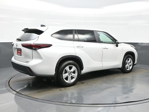 Used 2024 Toyota Highlander LE AWD/4WD image 6