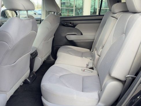 Used 2023 Toyota Highlander L image 11