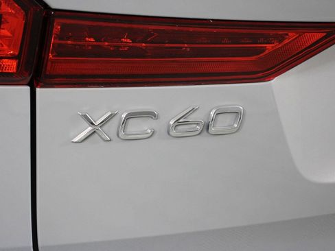 Used 2025 Volvo XC60 B5 Core AWD/4WD image 19