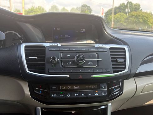 Used 2017 Honda Accord LX image 23