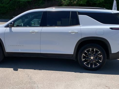 Used 2025 Chevrolet Traverse LT w/ Sun and Wheel Package FWD image 1