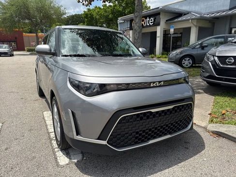 Used 2025 Kia Soul LX w/ LX Technology Package FWD image 2