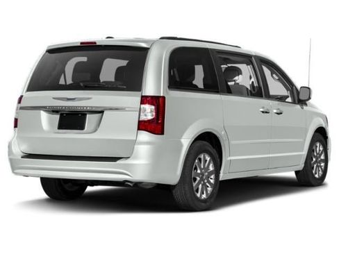 Used 2015 Chrysler Town & Country Touring FWD image 3