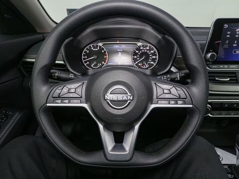 Used 2025 Nissan Altima 2.5 SV image 23