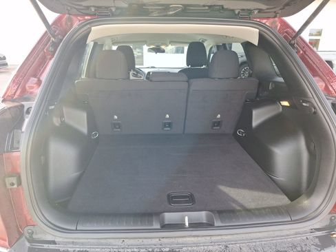 Used 2019 Jeep Cherokee Latitude w/ Popular Appearance Group image 37