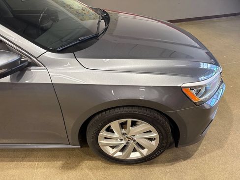 Used 2018 Volkswagen Passat 2.0T SE FWD image 57