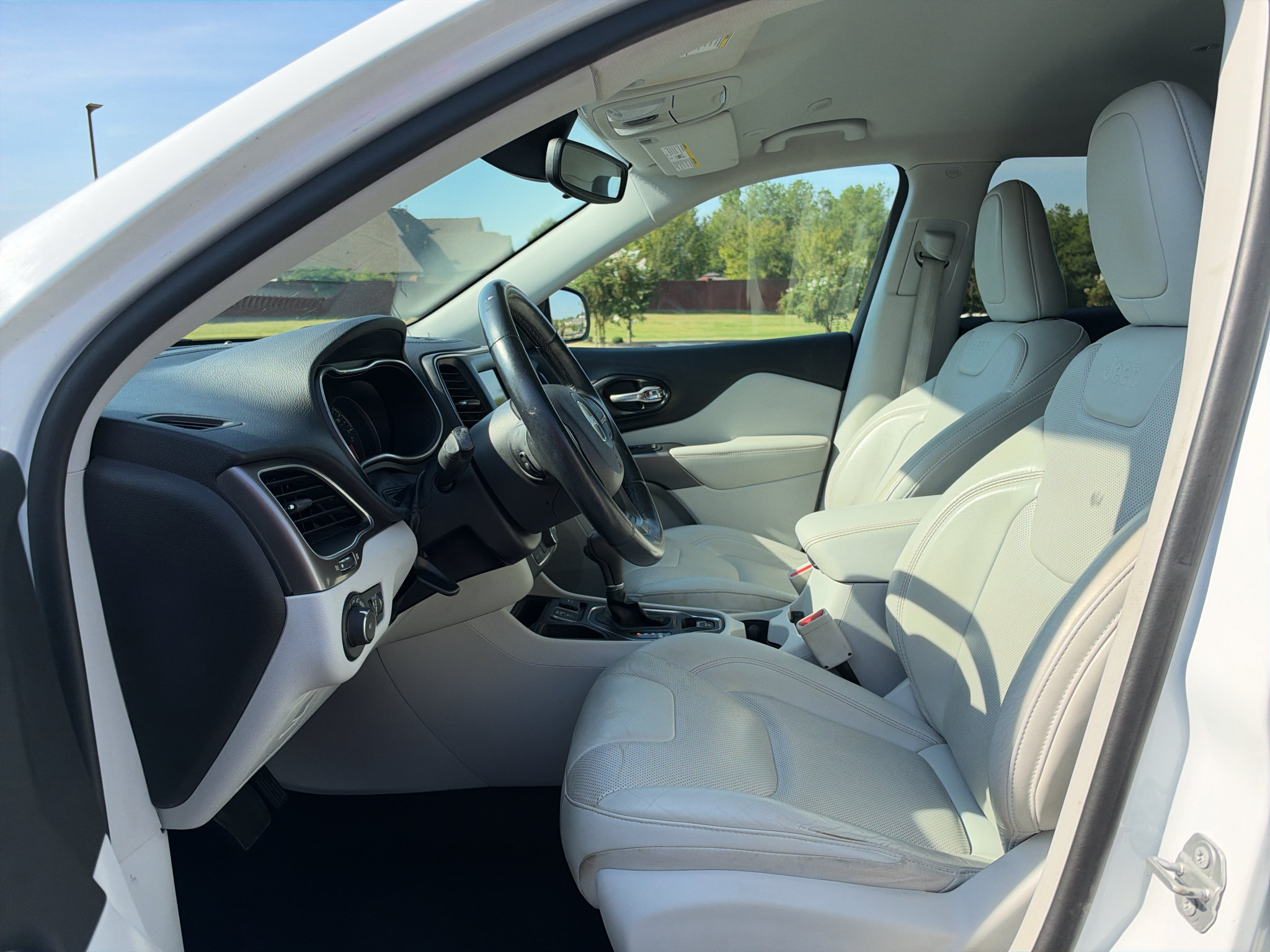 Used 2020 Jeep Cherokee Latitude Lux w/ Quick Order Package 2YH Lux FWD image 11