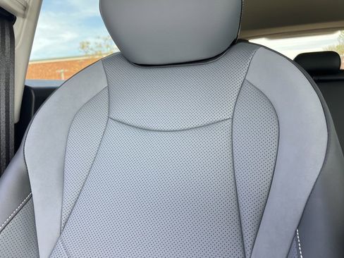 Used 2025 Volkswagen Tiguan SE image 21