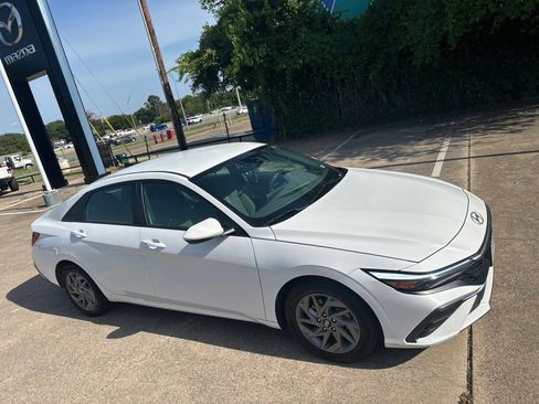 Used 2024 Hyundai Elantra SEL FWD image 9