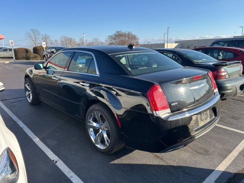 Used 2018 Chrysler 300 Limited image 7