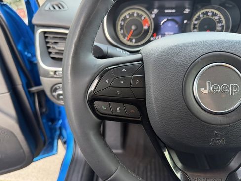 Used 2023 Jeep Cherokee Altitude Lux w/ Mopar Interior Package image 16