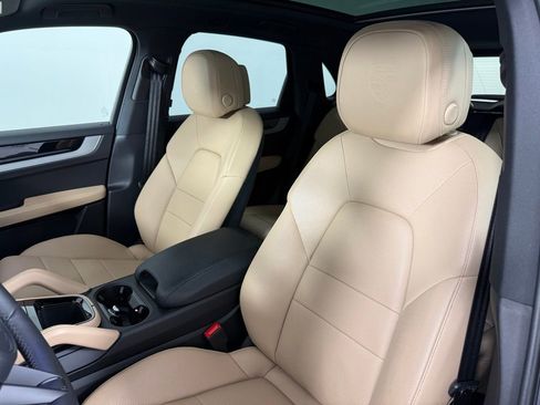 Certified 2026 Porsche Cayenne AWD/4WD image 5
