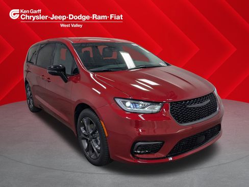 New 2026 Chrysler Pacifica Select FWD image 1