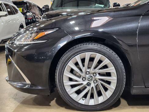 Used 2019 Lexus ES 300h Ultra Luxury w/ Accessory Package 2 FWD image 15