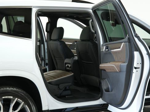 New 2026 GMC Acadia Denali Ultimate w/ LPO, Floor Liner Package AWD/4WD image 11