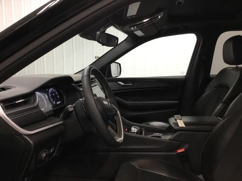 Used 2024 Jeep Grand Cherokee Altitude AWD/4WD image 5