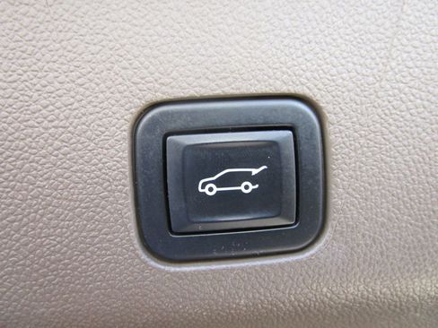 Used 2022 GMC Yukon XL Denali image 16