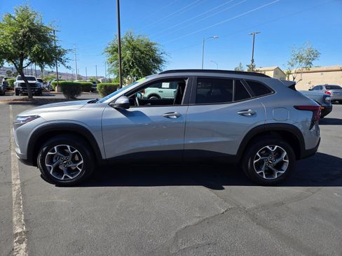 Used 2025 Chevrolet Trax LT image 3