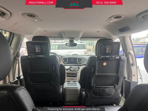 Used 2017 Chrysler Pacifica Touring-L Plus FWD image 17