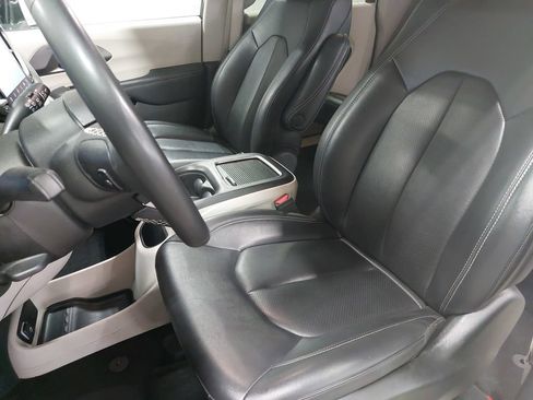Used 2024 Chrysler Pacifica Touring-L FWD image 14