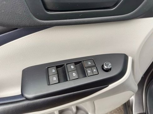 Used 2019 Toyota Highlander Plus AWD/4WD image 20