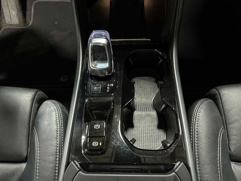 Used 2023 Volvo XC40 B5 Plus image 33