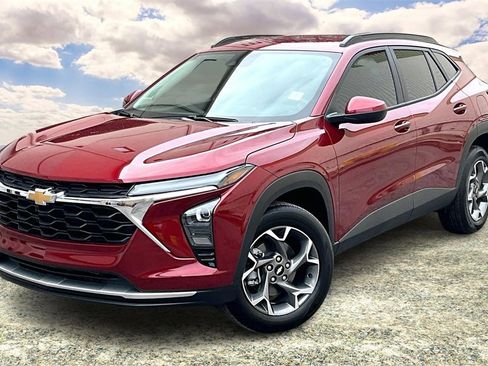 Used 2025 Chevrolet Trax LT image 3