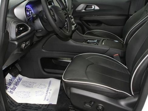 New 2027 Chrysler Pacifica Limited AWD/4WD image 14