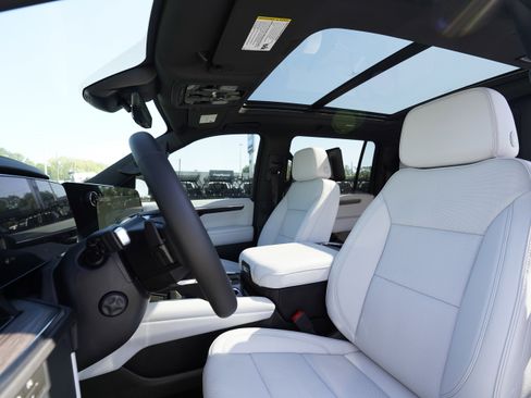 New 2026 Chevrolet Suburban Premier RWD image 9