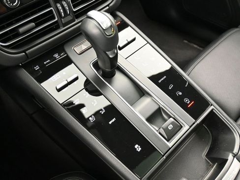 Certified 2025 Porsche Macan image 21