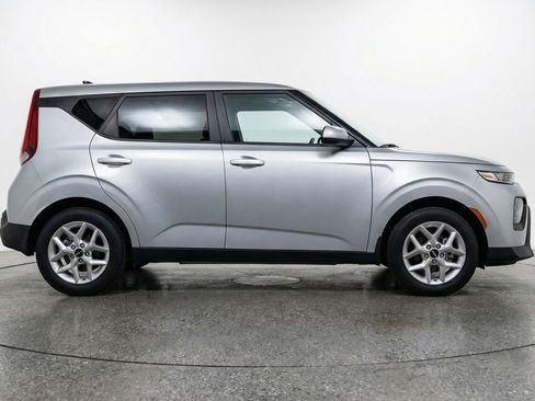 Used 2025 Kia Soul LX w/ LX Technology Package FWD image 11