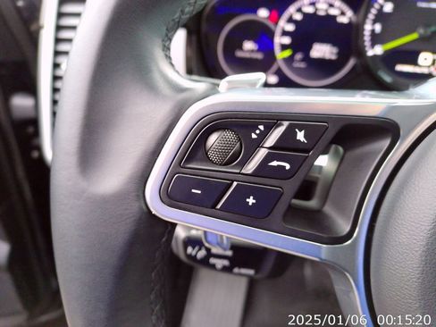 Used 2023 Porsche Cayenne Platinum Edition image 19