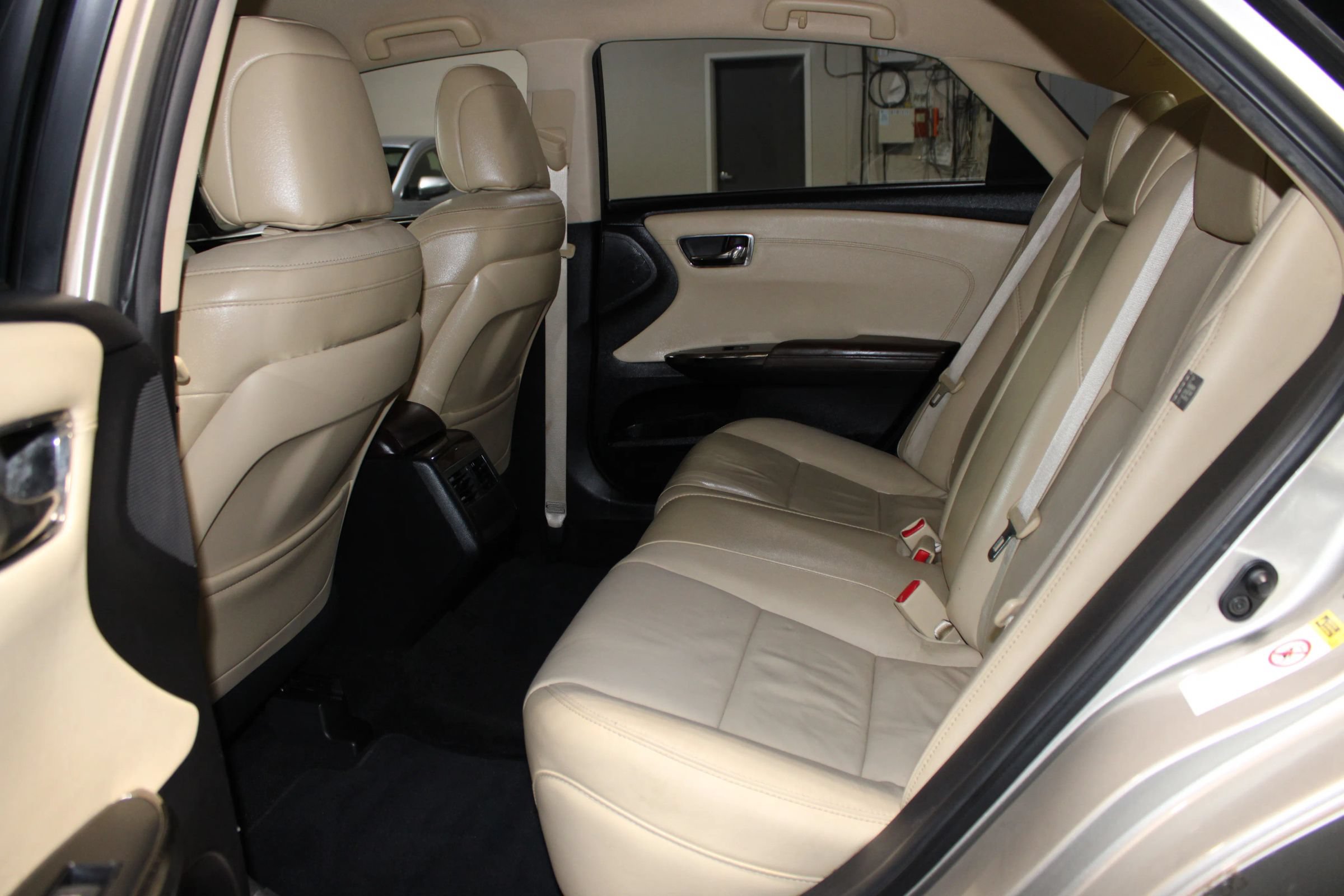 Used 2014 Toyota Avalon XLE FWD image 25